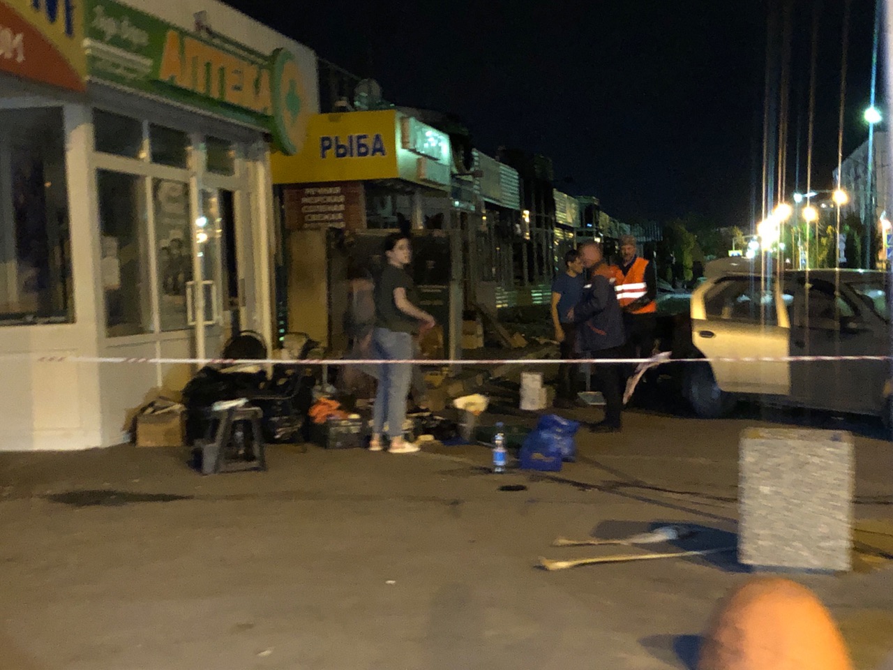 У предпринимателей сдают нервы: вывозят уцелевшие вещи после страшного пожара на рынке «Людмила» в Волжском