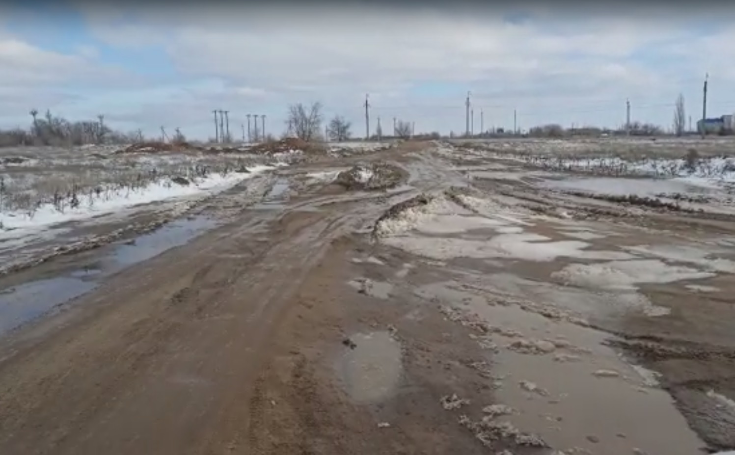 Денег нет»: на видео попало полное бездорожье, ведущее к коттеджному  поселку в Волгограде | Остров свободы