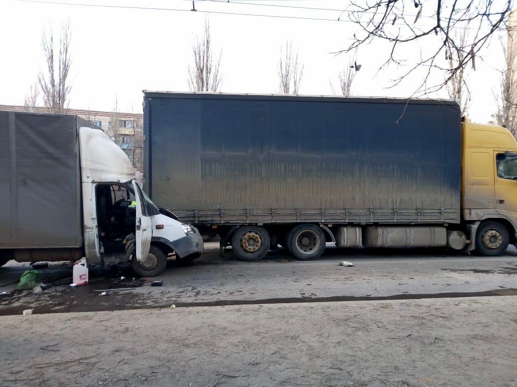 20-летний волгоградец на грузовике не успел затормозить перед фурой и попал в больницу