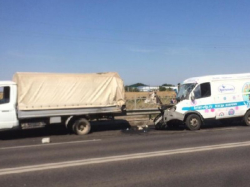 Волгоградцы въехали во вставший на «аварийках» фургон: есть пострадавший