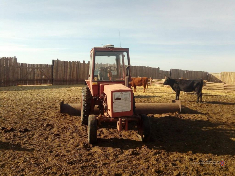 В Волгоградской области тракторист без прав опрокинул корыто на 57-летнюю женщину