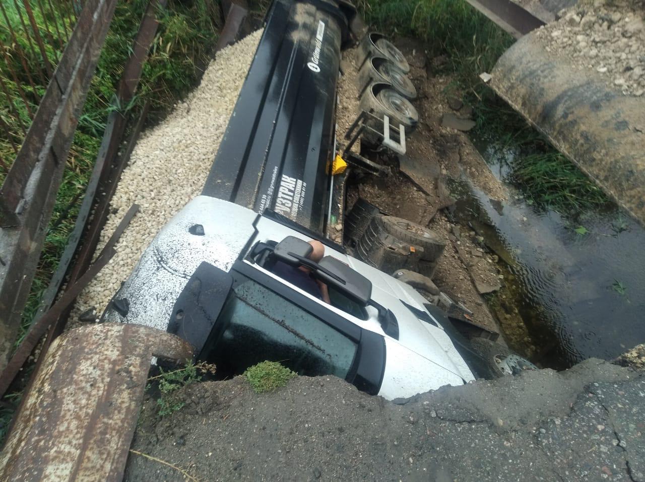 Фура проломила мост на въезде в Елань