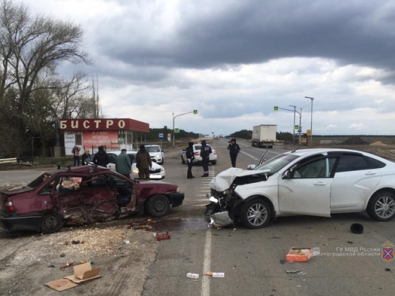 Женщина умерла, двое в больнице: две легковушки столкнулись на московской трассе под Волгоградом