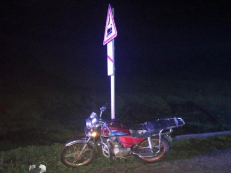 Мопед перевернулся у железнодорожного переезда в Волгоградской области: последствия