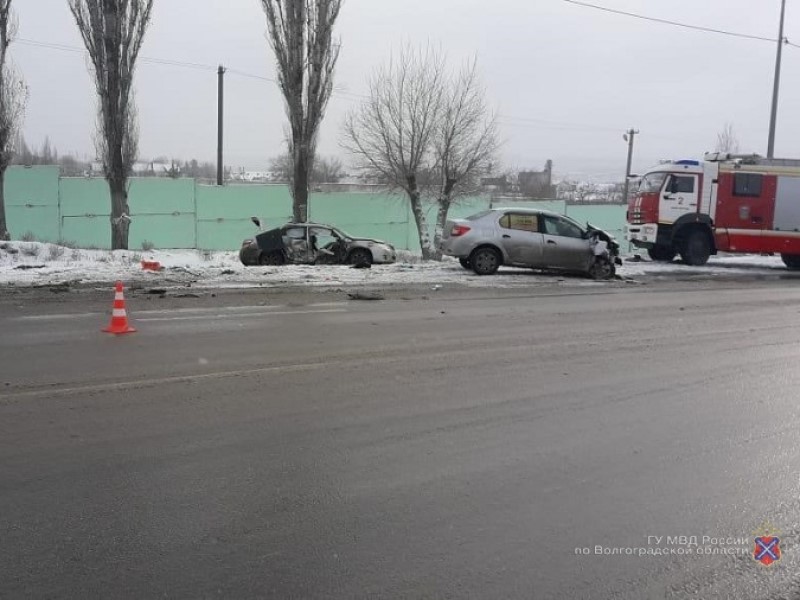«Ее муж погиб»: женщина на Toyota Camry протаранила такси «шестерки» в Волгограде