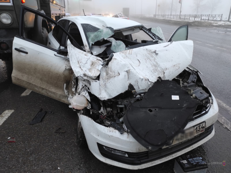 Царствие ему небесное: КАМАЗ снес «Фольксваген» на перекрестке в Волгограде 