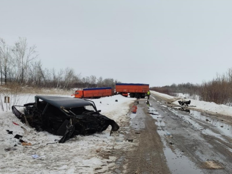 КамАЗ подмял под себя «семерку» в Волгоградской области 