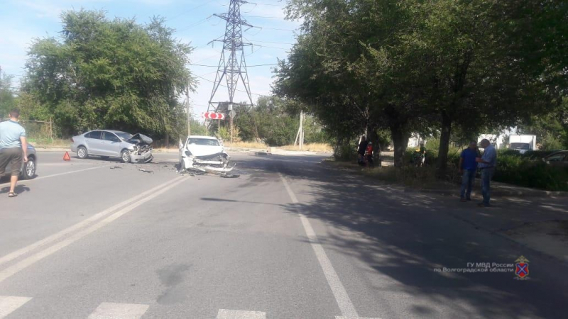 Четыре человека в больнице: в Волжском столкнулись две иномарки 