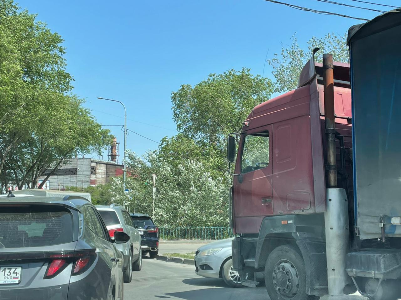 Из-за ДТП с фурой перекрыт проезд в центре Волгограда