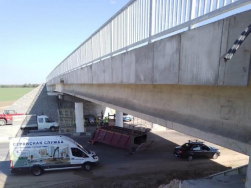Самосвал с поднятым кузовом протаранил мост в Волгоградской области 