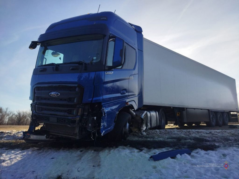 Последствия столкновения легковушки с фурой в Волгоградской области попали на видео