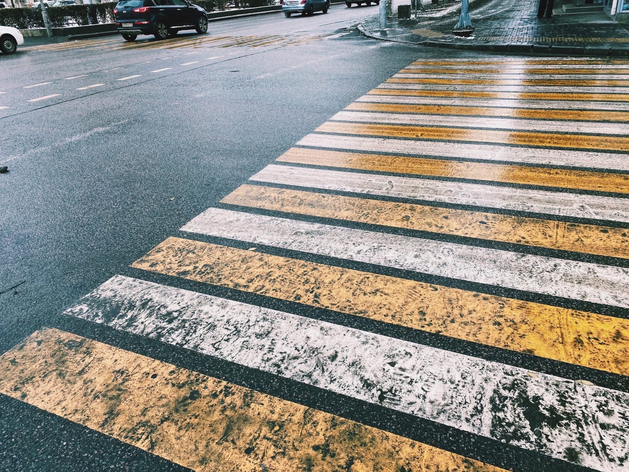 В Волжском разыскивают водителя, задавившего пешехода на «зебре»