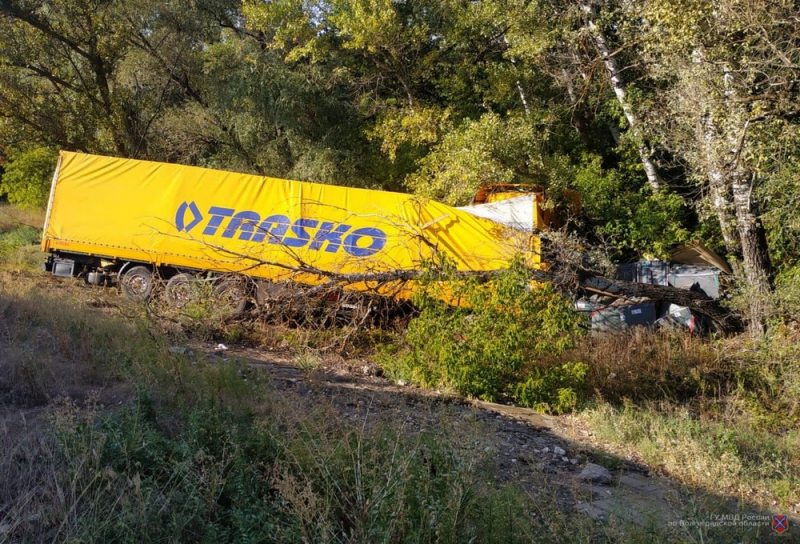 Фура съехала с дороги: серьезное ДТП с легковушкой на трассе в Волгоградской области