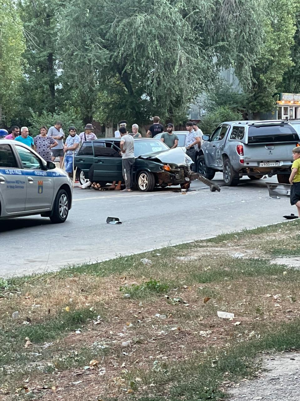 Горячие бородатые парни спровоцировали  жесткое ДТП у детской поликлиники  на севере Волгограда