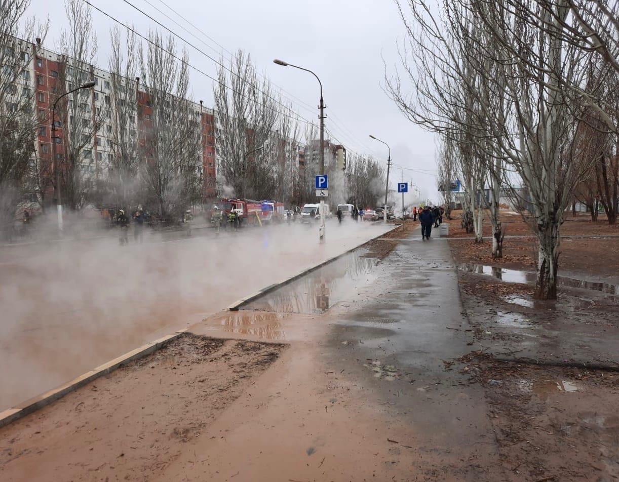 Микрорайоны в адскую жару оставили без воды из-за многомесячного ремонта убившей двоих волжан тепломагистрали 