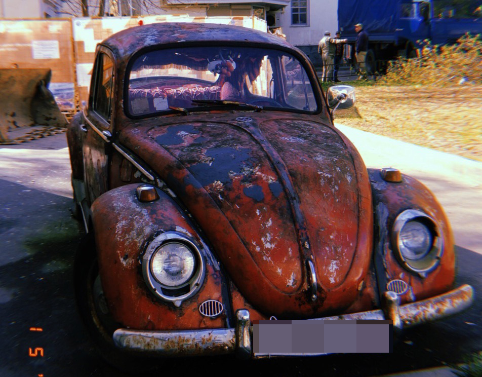 Администрация Волжского избавляет дворы от брошенных авто