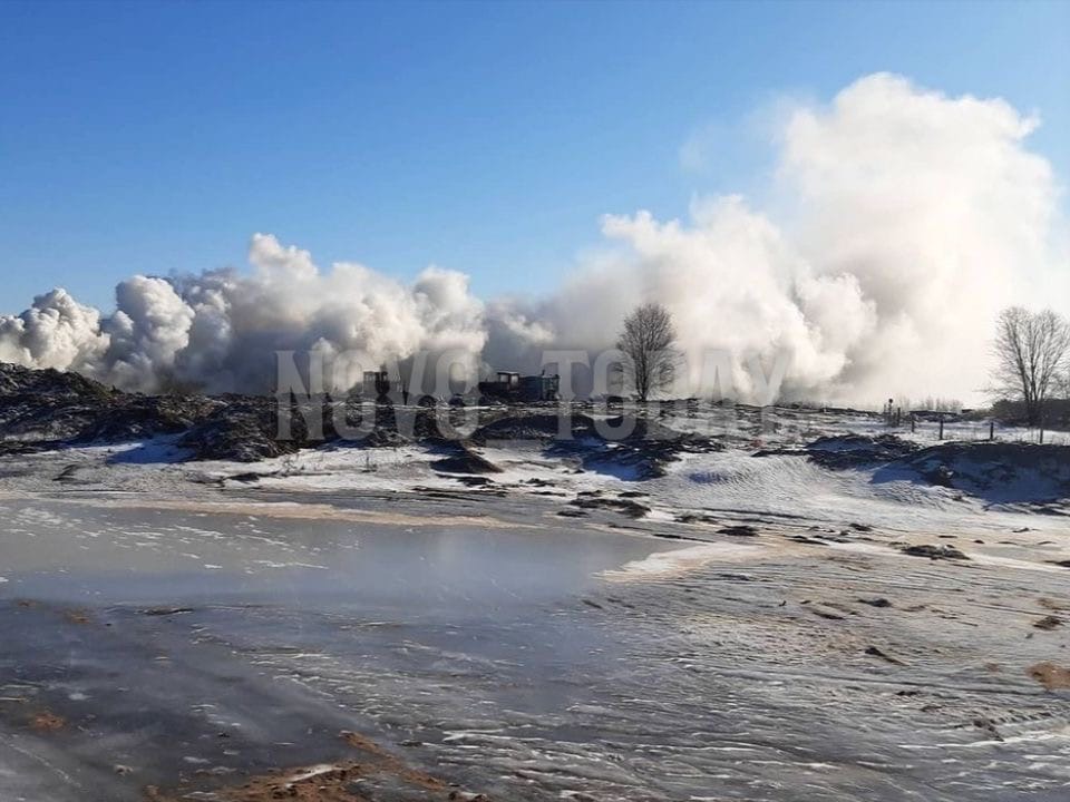 Вонючий дым от горящей свалки накрывает город Волгоградской области