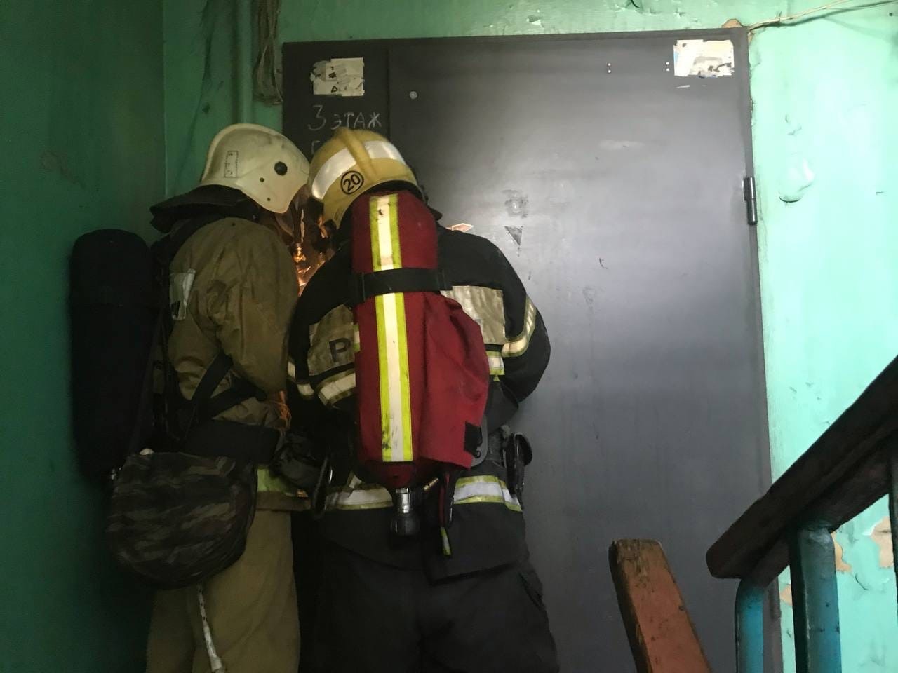 Волгоградские МЧСники спаcли из горящей пятиэтажки 22 человека