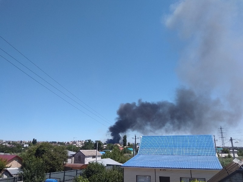 Незаконная свалка горит под Волгоградом