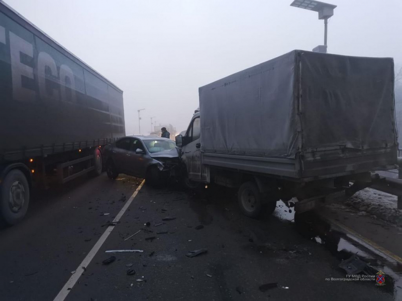 Водитель напоролся на глыбу на трассе и влетел под грузовик в Волгоградской области