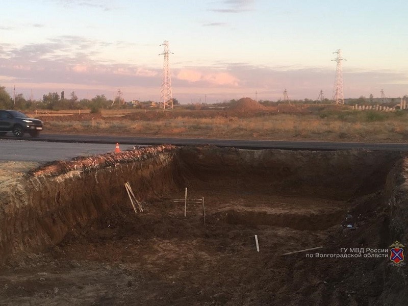 Lada Priora с двумя мужчинами упала в котлован в Волгограде