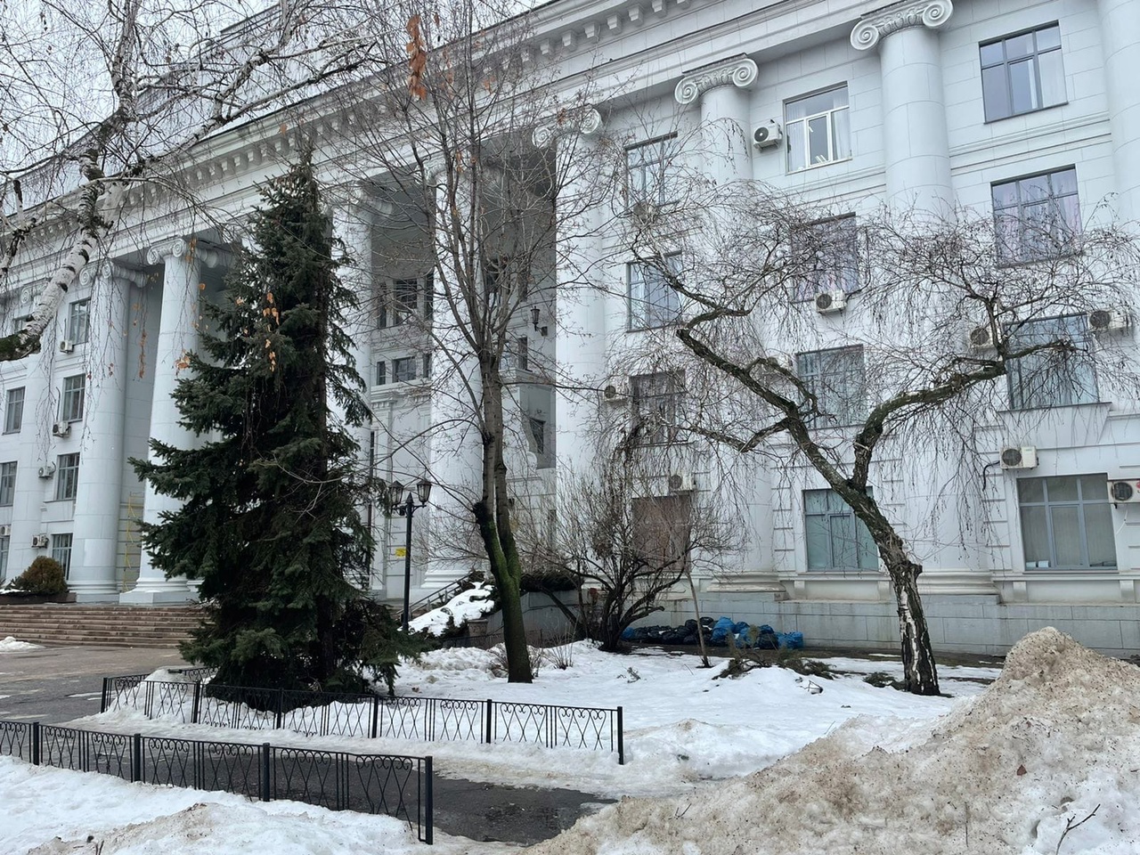 Коммунальщики загадили педуниверситет в Волгограде