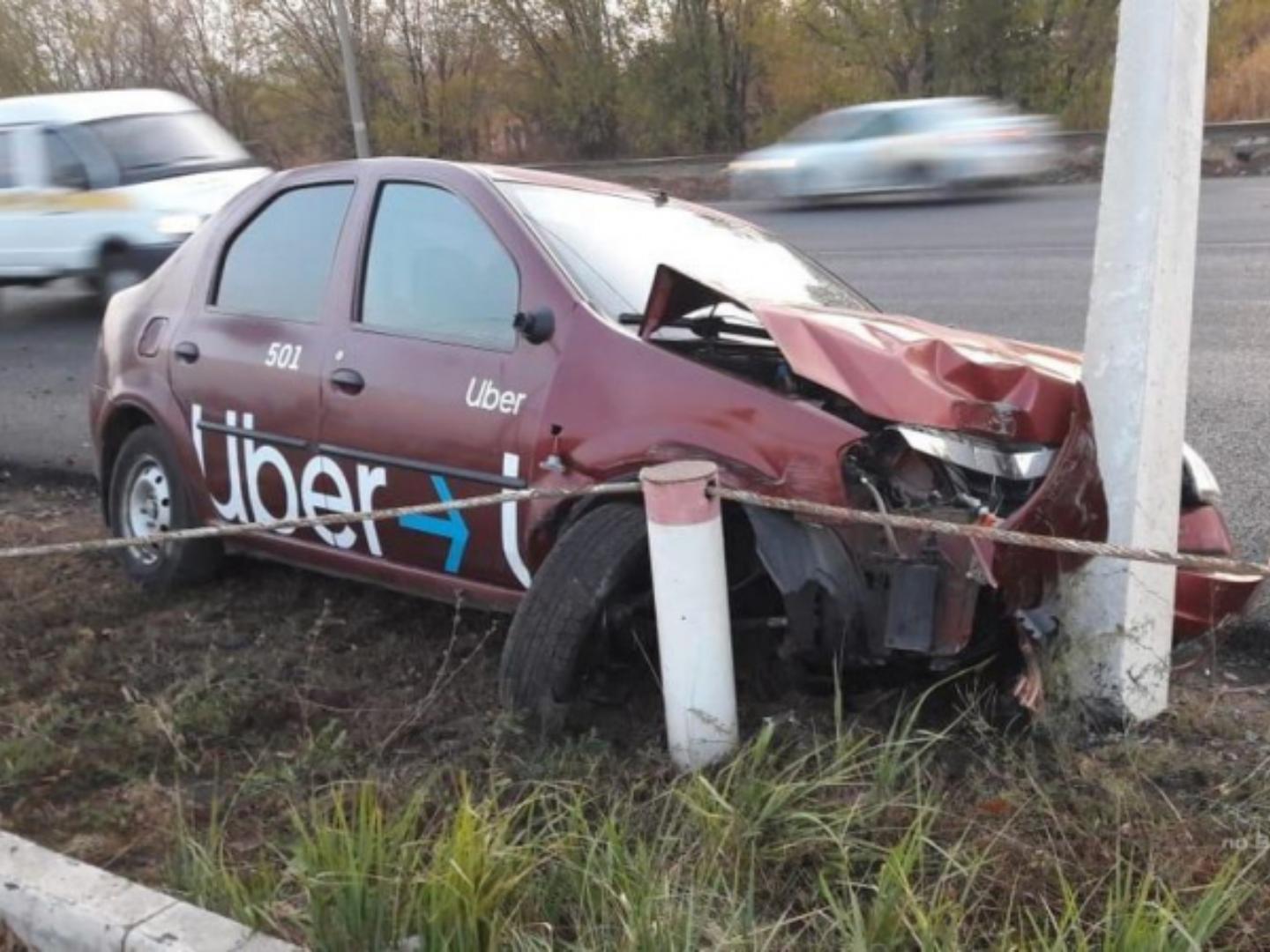 Рано утром в Волжском таксист врезался в столб