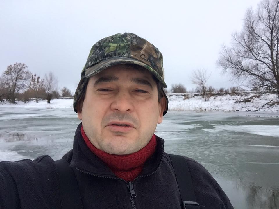 Бывший руководитель администрации Волгоградской области в снегопад вытаскивает застрявшие машины земляков