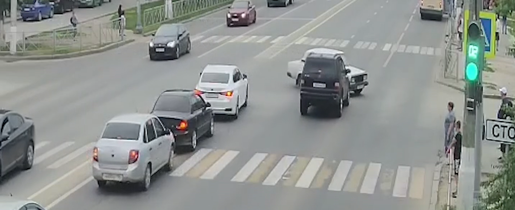 В Волгограде водитель на «семерке» пострадал после столкновения с Mersedes