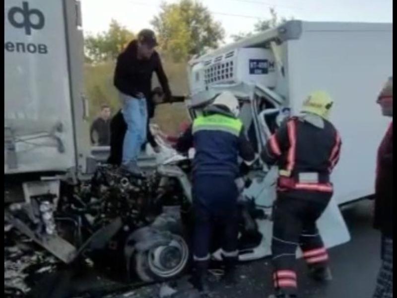 В Волгограде ГАЗель наехала на «тягач»: есть пострадавшие   