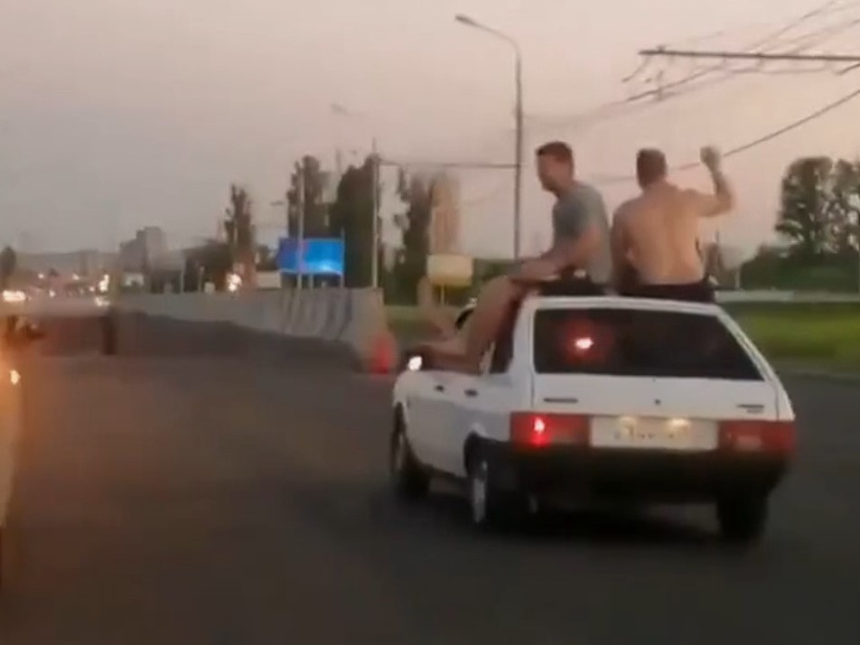 Оперативники по видео нашли любителя покатать друзей на крыше авто по Волгограду