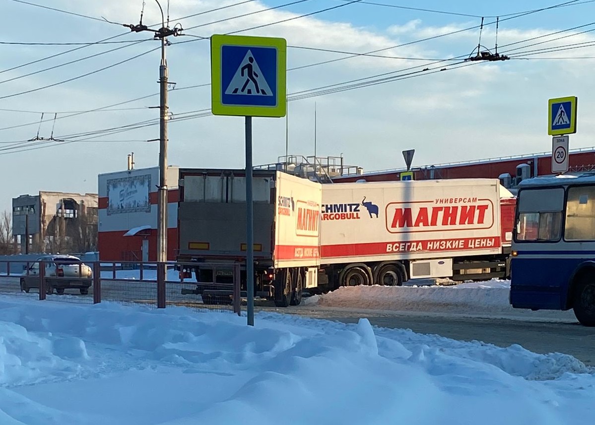 Фура торговой сети «Магнит» полностью движение на севере Волгограда |  Остров свободы