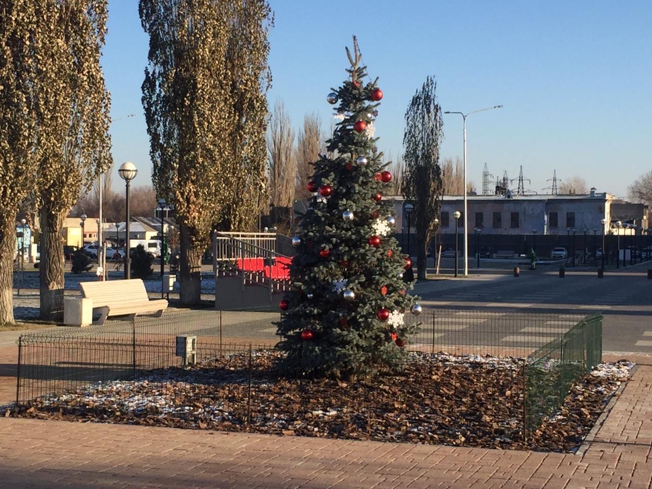 Очарования не потерял: сквер Металлургов готовится к Новому году, утеплившись Очарования не потерял: сквер Металлургов готовится к Новому году, утеплившись