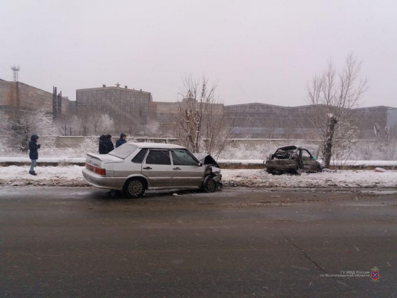 Трое в больнице: две отечественные легковушки не поделили дорогу в Волжском
