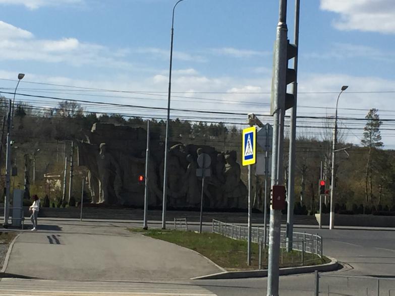 Размазали бетон: неизвестные весьма своеобразно отремонтировали памятник на Мамаевом кургане в Волгограде