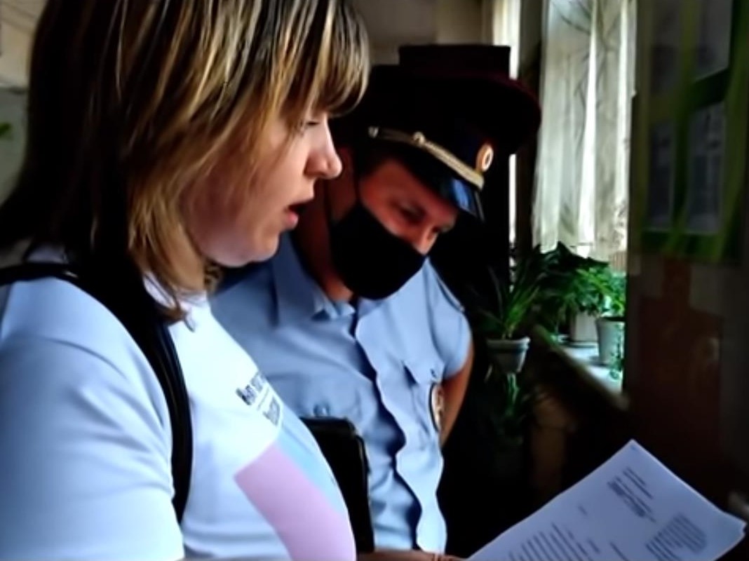 Волгоградка пришла с полицией в школу, потому что ее ребенка отстранили от занятий за отказ от термометрии