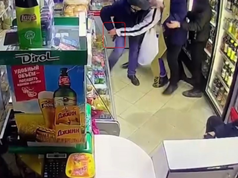 Волжане обезвредили вооруженного пистолетом мужчину, устроившего истерику в магазине