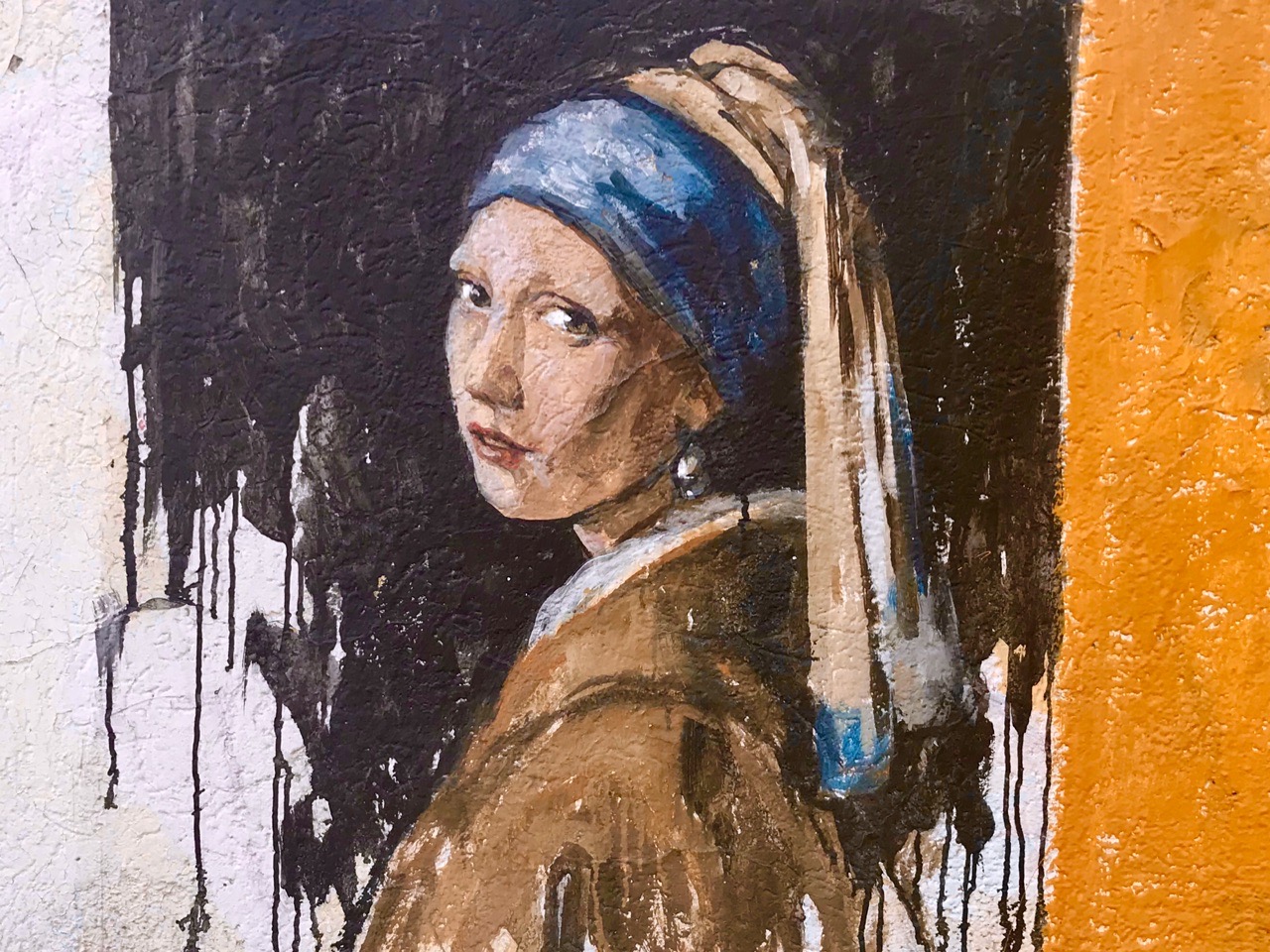 «Высокое искусство или вандализм?»: волгоградцев зовут высказаться за и против рисунков на стенах