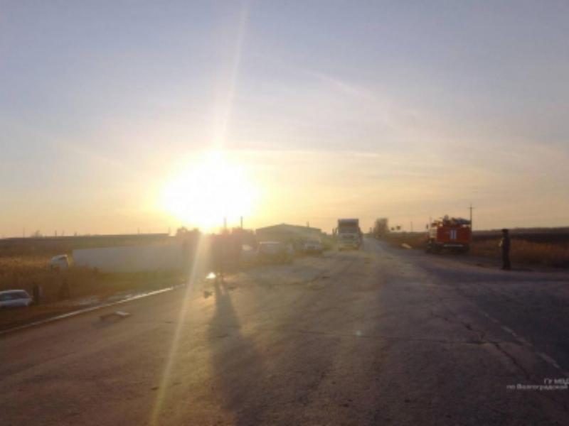 Пять человек пострадали в ДТП с фурой в Волгоградской области