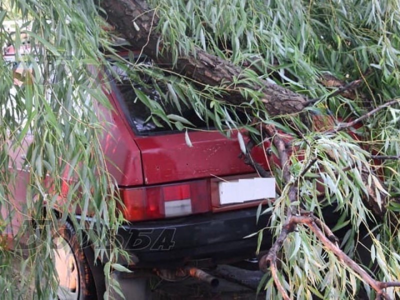 Ураган прошел по Калачу-на-Дону, сорвав кровлю с многоэтажки