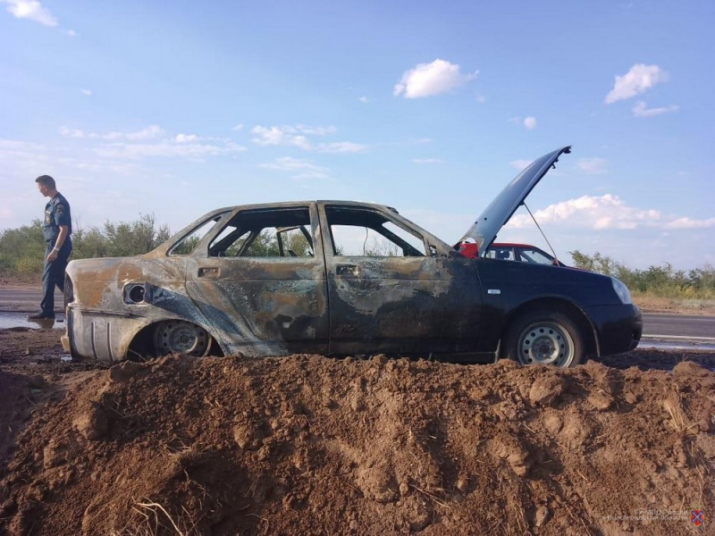 «Лада Приора» загорелась на ходу в Волгоградской области: дети получили ожоги