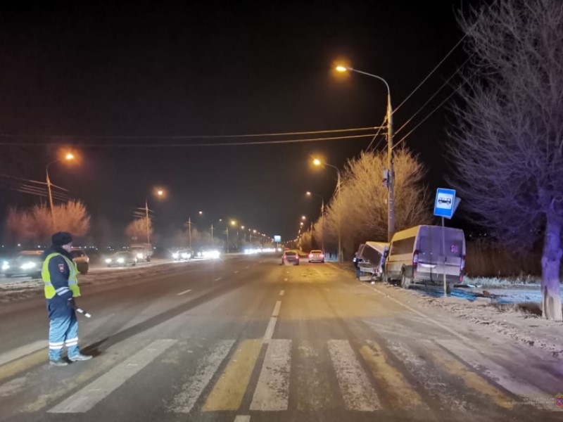 «Пирожок» протаранил маршрутку №70А и врезался в столб на юге Волгограда