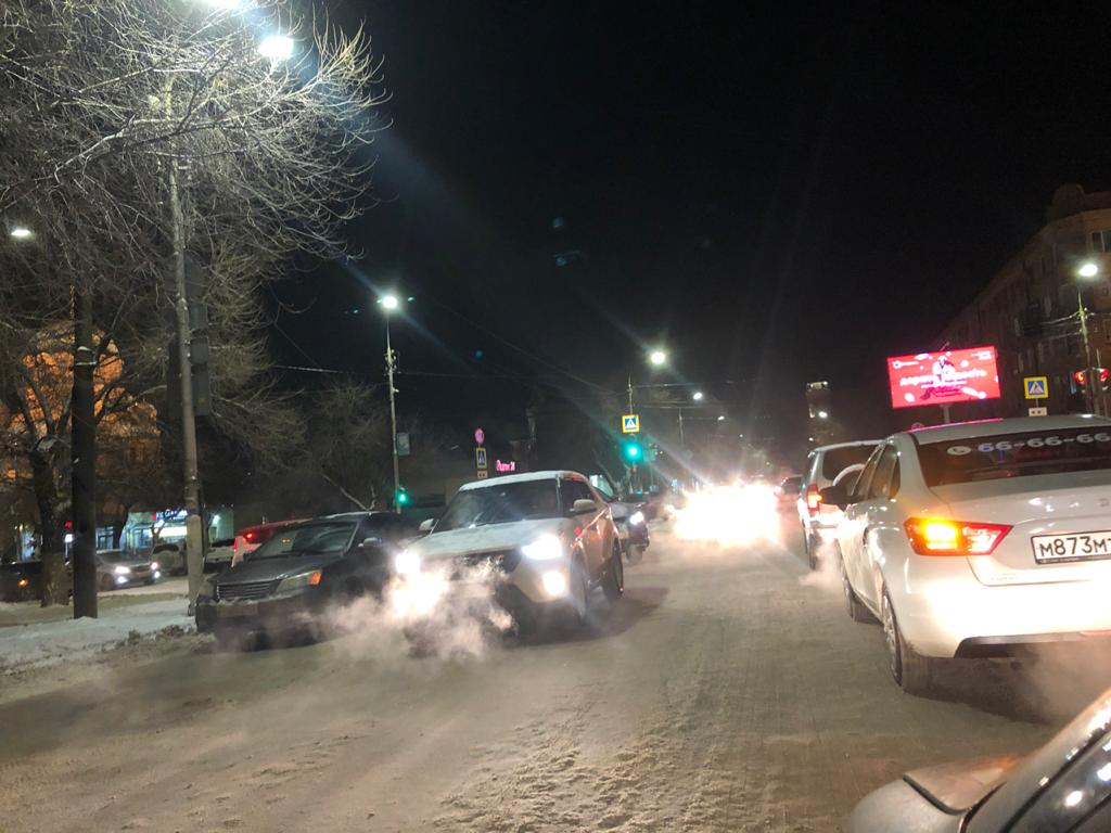 Волгоградцы массово жалуются на заснеженные дороги: ДТП и 10-балльные пробки