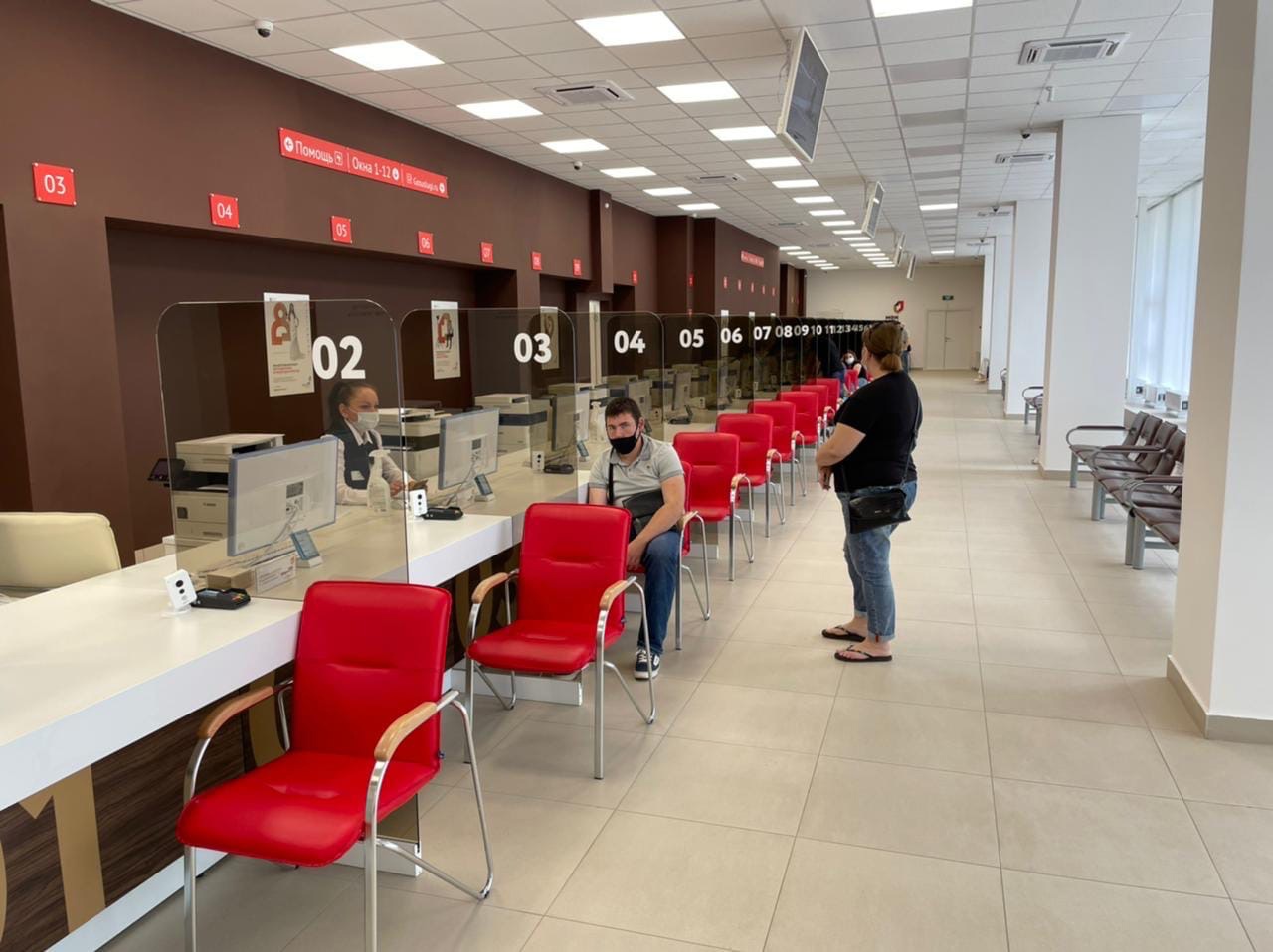 Волгоградцев в жару +30 заставляют ждать своей очереди на улице при пустых залах МФЦ