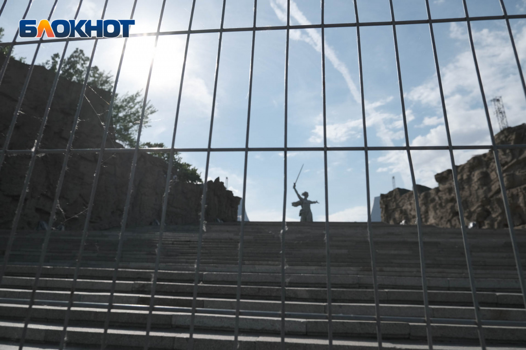 Закрыли решетками подходы к Мать - Родине накануне годовщины начала Великой Отечественной войны
