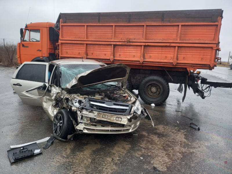Пассажир LADA скончался в больнице от столкновения с КамАЗом в Волгограде