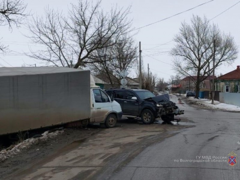 «Развернуло от удара на дороге»: водители сыграли в бильярд машинами на дороге во Фролово