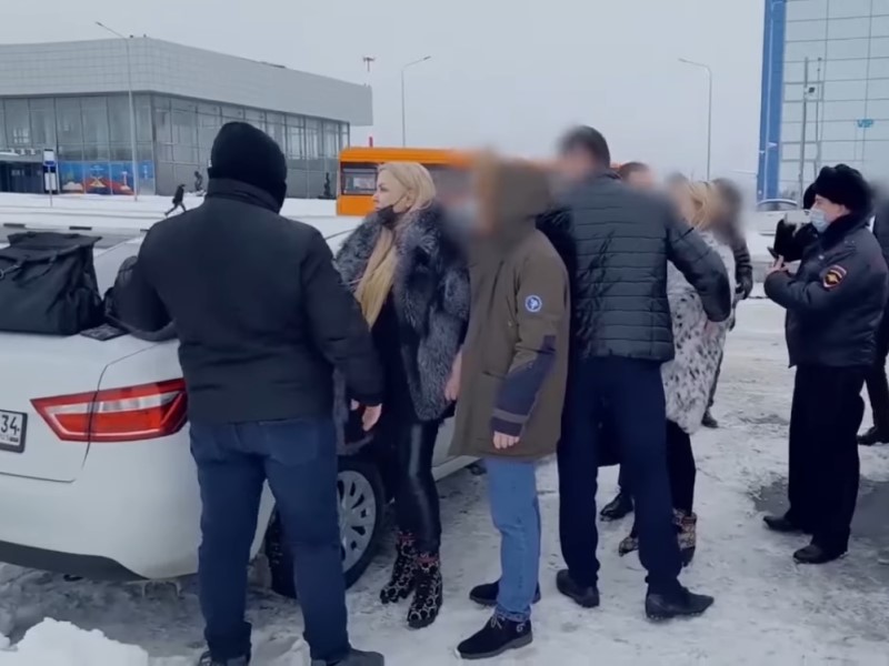 Две волгоградские блондинки в шикарных шубах и золоте отправились в СИЗО за организацию финансовой пирамиды