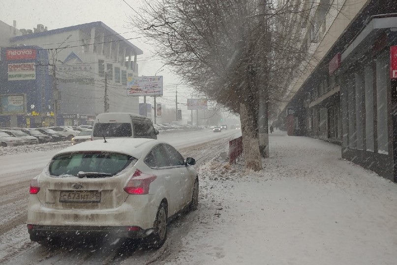 Мартовский снегопад парализовал Волгоград 10-балльными пробками 