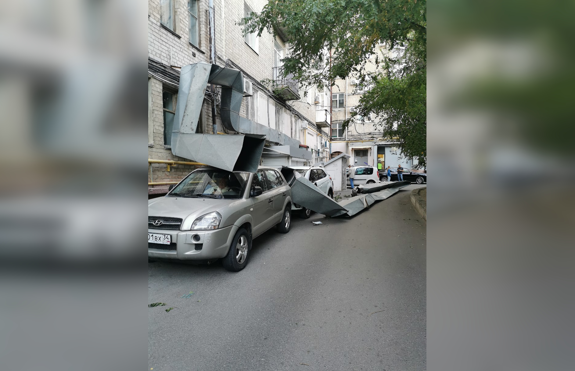 В центре Волгограда вентиляционная труба упала на две иномарки